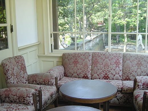 岩崎邸サンルームソファ.JPG