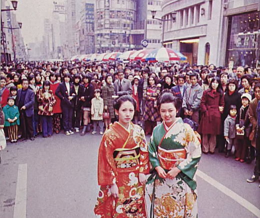 銀座4丁目ホコテン1973.jpg